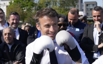 Ο Macron με... γάντια πυγμαχίας παροτρύνει τους Γάλλους να ασκούνται