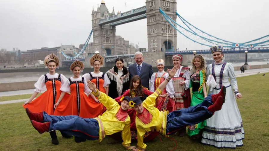 Απλά τραγικό: Ατμόσφαιρα φόβου αναπτύσσεται γύρω από τους Ρώσους στην Ευρώπη - Ποιος είναι όμως ο πραγματικός στόχος