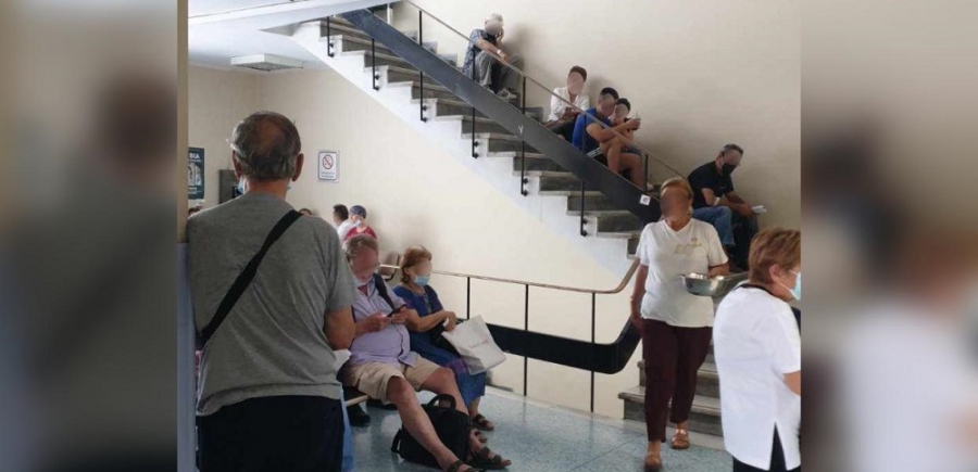 Νοσοκομείο Μεταξά: Ασθενείς περιμένουν στα σκαλιά για χημειοθεραπεία