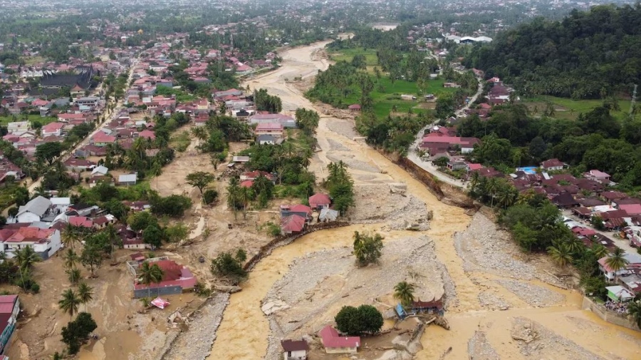 Δράμα δίχως τέλος - Πάνω από 900 νεκροί στην Ινδονησία από τις πλημμύρες
