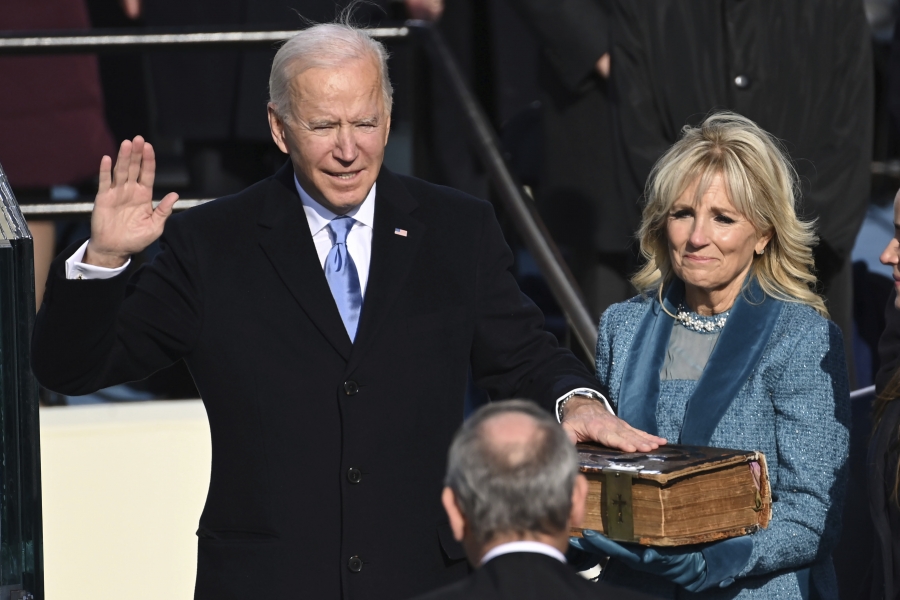 Ορκωμοσία Biden: Τα γάντια του Sanders, η φούστα της Gaga και η τεράστια Βίβλος