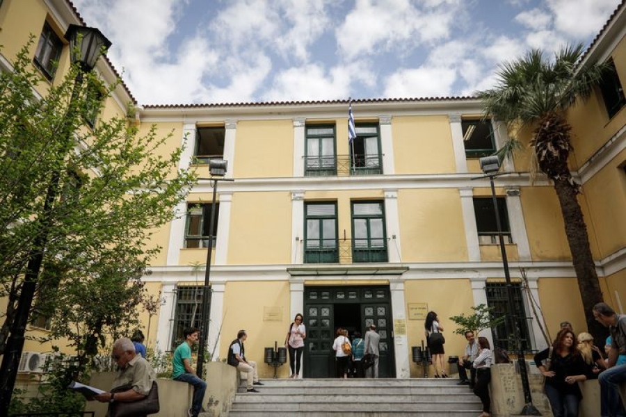 Τριτοκοσμικές εικόνες στην Ευελπίδων: Καθυστερήσεις ωρών για κατάθεση ασφαλιστικών εν μέσω καύσωνα – Παρέμβαση ΔΣΑ