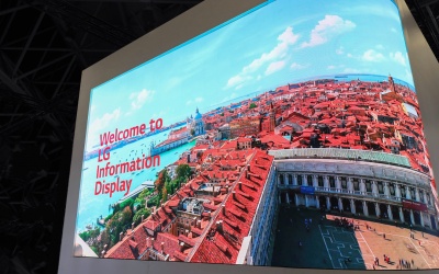 Η νέα εύκαμπτη και ελαφριά LAPE LED οθόνη της LG εντυπωσιάζει με το σχεδιασμό και την ευκολία χρήσης