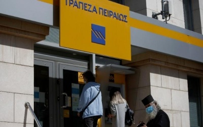 Ουρές έξω από τράπεζες της Θεσσαλονίκης για τις συντάξεις