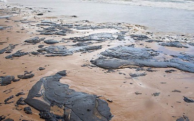 Βραζιλία: Πάνω από 133 τόνοι πετρελαίου έχουν μολύνει 130 παραδεισένιες παραλίες