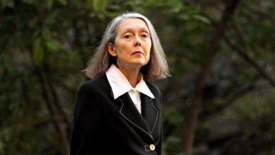 Στην Καναδή Anne Carson το Νόμπελ Λογοτεχνίας 2026 - Μεγάλη δικαίωση μιας «μη κατατάξιμης» ιδιοφυΐας της ποίησης και της κλασικής γραμματείας