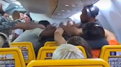 Άγριος καβγάς σε αεροπλάνο της Ryanair: Επιβάτες πιάστηκαν στα χέρια για τη θέση στο παράθυρο - 2 ώρες καθυστέρηση