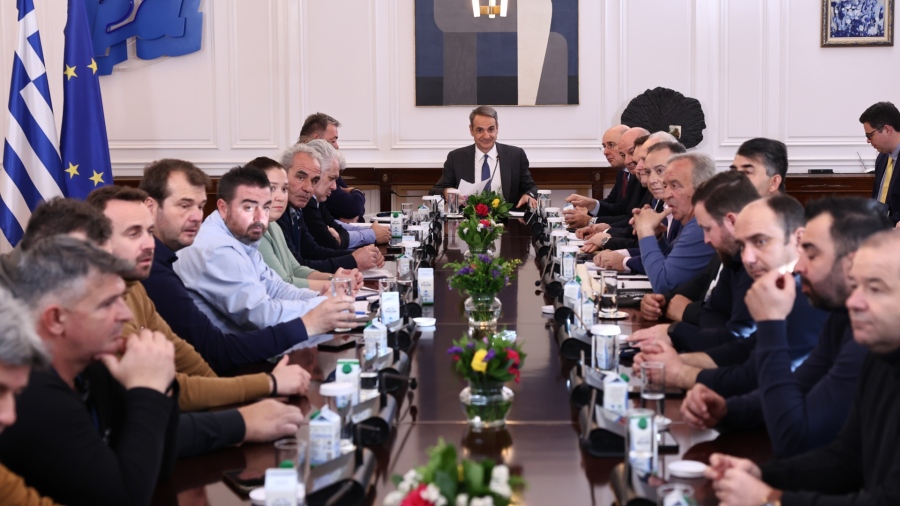 Ολοκληρώθηκε μετά από 4 ώρες η συνάντηση των αγροτών με τον Κυριάκο Μητσοτάκη