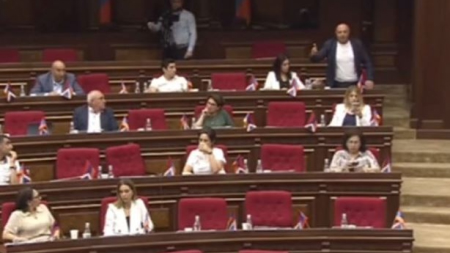 Νέα ένταση στη Βουλή της Αρμενίας - «Κάτσε κάτω και σώπασε» ειπώθηκε σε βουλευτή της αντιπολίτευσης