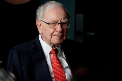 Ο Buffett επικρίνει τους «οικονομικά αναλφάβητους» για την επαναγορά μετοχών – Ζημία 22 δισ.δολ για τη Berkshire το 2022