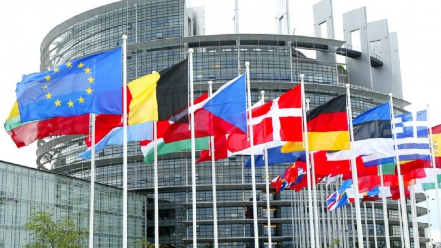 Η ΕΕ καλεί τα κράτη μέλη να επανεξετάζουν καθημερινά τους ταξιδιωτικούς περιορισμούς