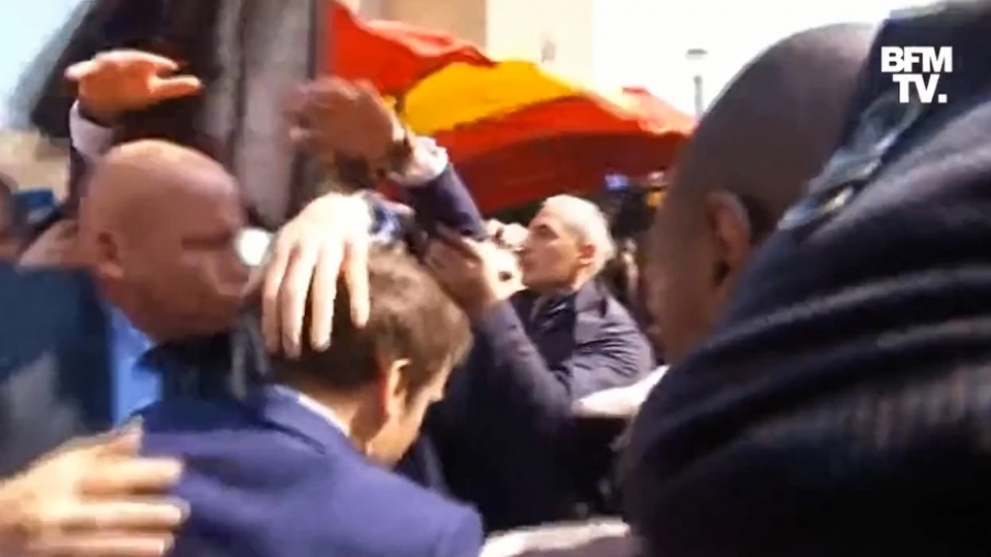Πέταξαν ντομάτες στον Macron σε λαϊκή αγορά του Παρισίου (βίντεο)