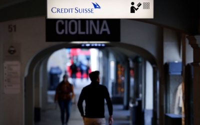 Γιατί η UBS θα περικόψει έως και το 30% του προσωπικού της μετά τη εξαγορά της Credit Suisse