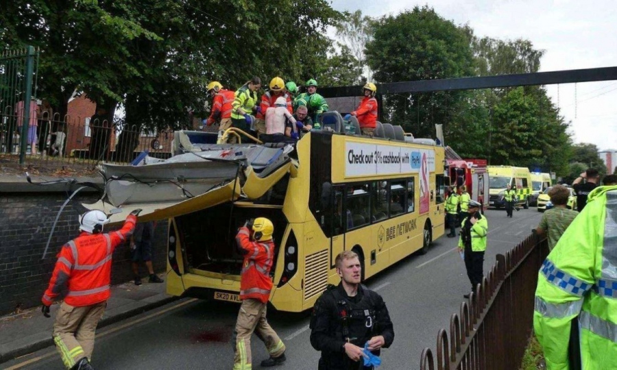 Τρόμος στο Μάντσεστερ - Σύγκρουση διώροφου λεωφορείου σε γέφυρα - 15 τραυματίες