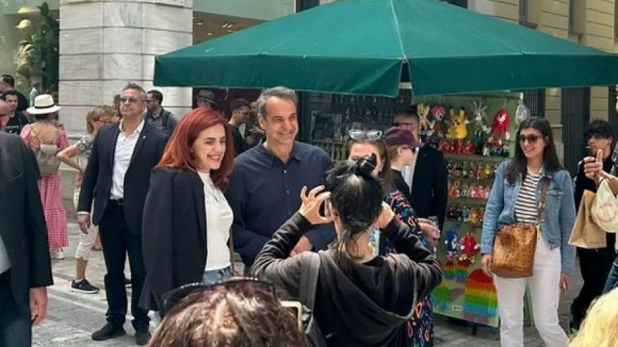 Στην Ερμού ο Μητσοτάκης – Η χαλαρή κουβέντα με τους πολιτικούς συντάκτες, γιατί αστειεύτηκε