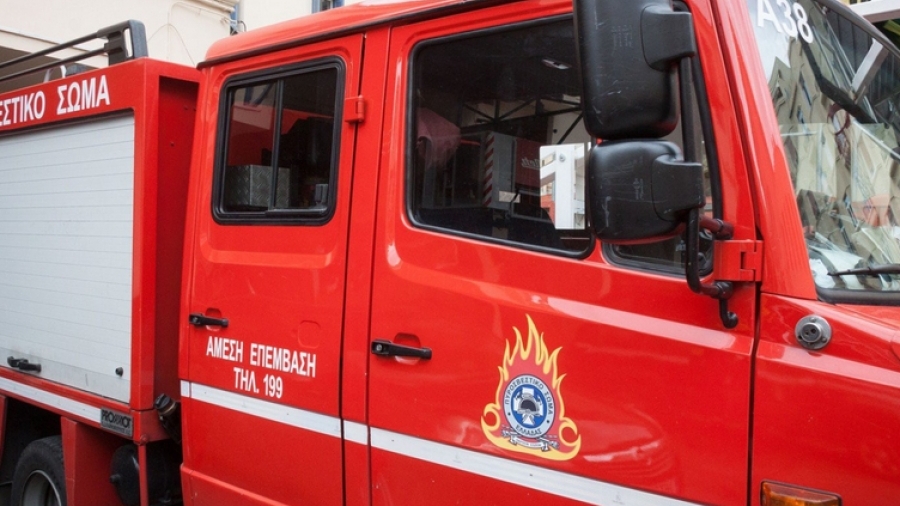 Κολωνός: Στο νοσοκομείο 4 άτομα μετά από φωτιά σε πυλωτή πολυκατοικίας - Ζημιές σε 4 οχήματα και 2 μηχανές