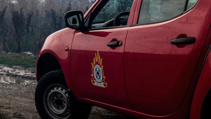 Φωτιά σε εργοστάσιο ανακύκλωσης στη Μάνδρα: Μήνυμα από το 112 στους κατοίκους