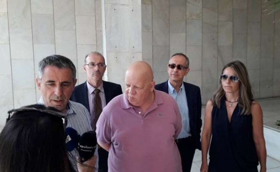 Ελεύθεροι αφέθηκαν οι δημοσιογράφοι που έστειλε στο κρατητήριο ο Καμμένος για τις αποκαλύψεις στη Μόρια