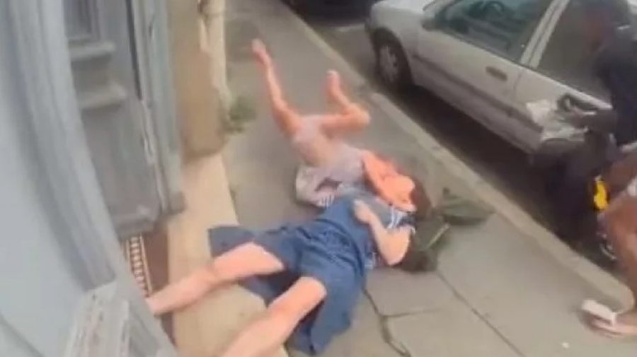 Σοκαριστική επίθεση στο Μπορντό της Γαλλίας: Άνδρας επιτέθηκε άγρια σε γιαγιά για να αρπάξει την εγγονή της (βίντεο)