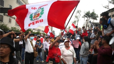 Τεταμένη η κατάσταση στο Περού – Διαδηλωτές απέκλεισαν δρόμους, παρά την απαγόρευση συγκεντρώσεων