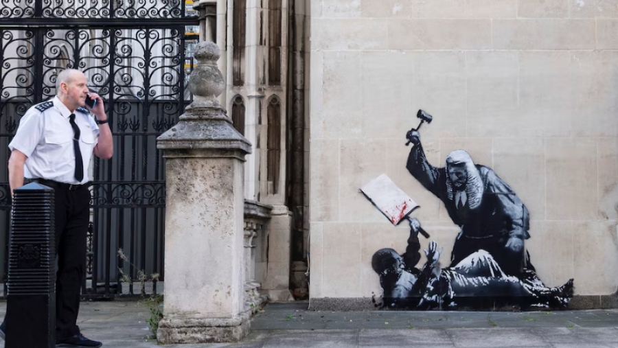 Σβήστηκε το έργο του Banksy από τα Βασιλικά Δικαστήρια