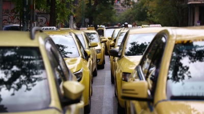 Πρόβλημα οι ταξιτζήδες για την κυβέρνηση – Ετοιμάζουν απεργία στο Κέντρο και… χάος στις συγκοινωνίες