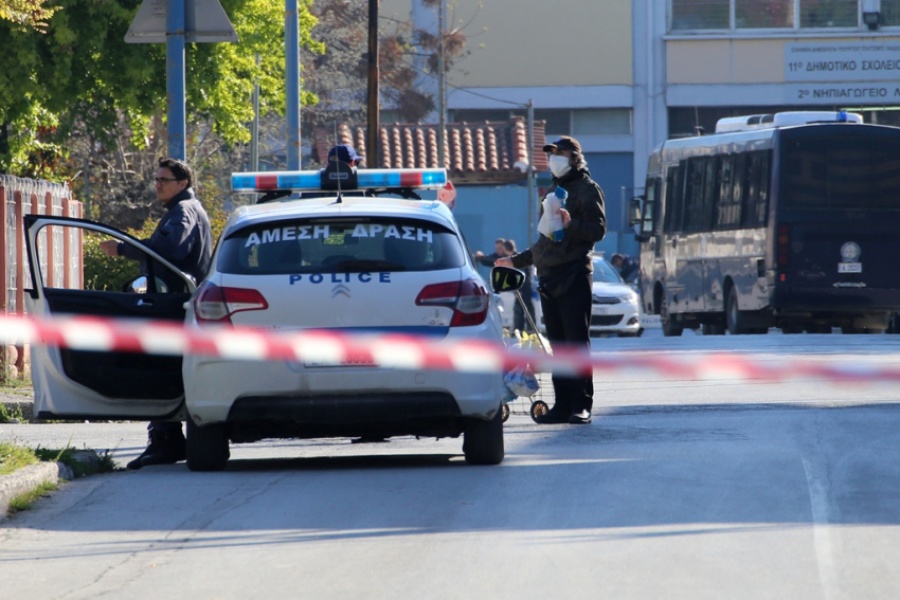 Κορωνοϊός: Με ισχυρές αστυνομικές δυνάμεις η καραντίνα στον οικισμό των Ρομά στη Λάρισα