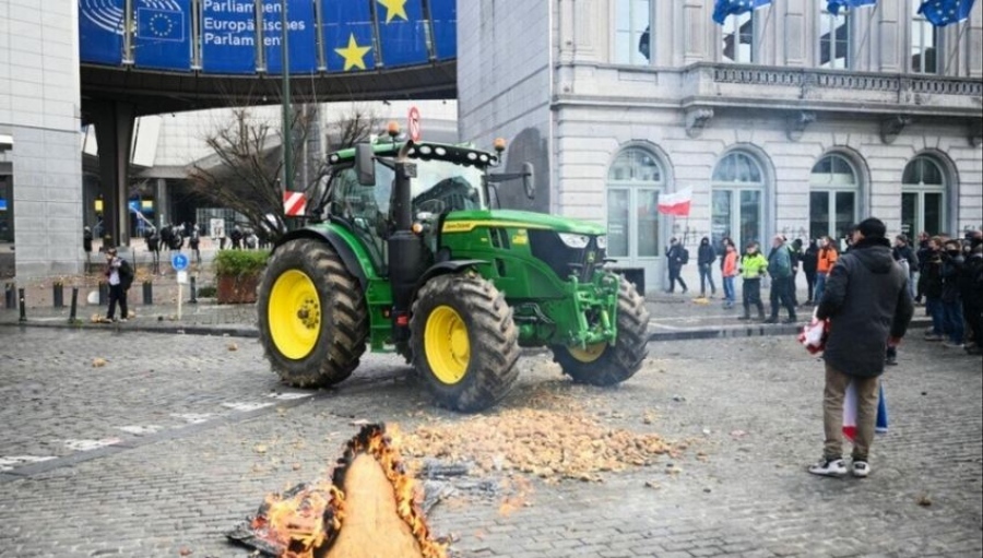 European farmers are also angry – The EU is killing primary production with… regulations, we will be eating garbage