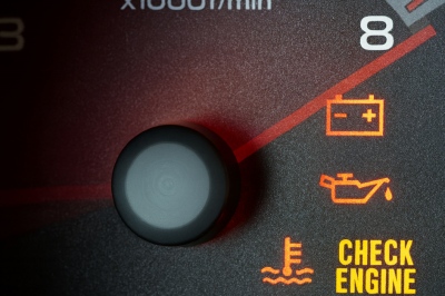 Γιατί άναψε το λαμπάκι του κινητήρα – Τι σημαίνει και τι πρέπει να κάνεις