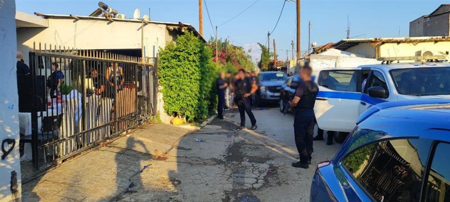 Μεγάλη αστυνομική επιχείρηση σε οικισμό του Ασπροπύργου – Έγιναν 12 συλλήψεις
