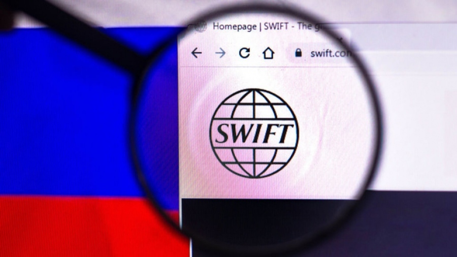 Υστερία από ΕΕ: Εκτός SWIFT 20 ρωσικές τράπεζες και πλαφόν 45 δολάρια για πετρέλαιο