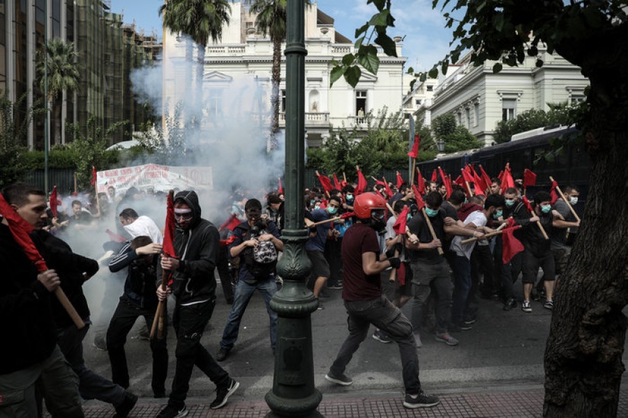 Φοιτητικό συλλαλητήριο στο κέντρο της Αθήνας - Επεισόδια έξω από τη Βουλή