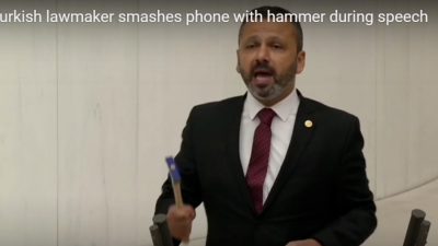 Τουρκία: Βουλευτής έσπασε... το τηλέφωνο με σφυρί κατά τη διάρκεια ομιλίας προειδοποιώντας ενάντια στον νέο νόμο για τα fake news
