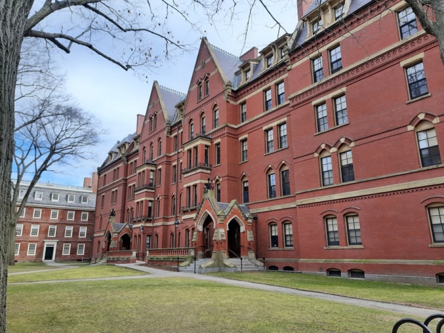 ΗΠΑ: Το Harvard γίνεται το πρώτο «πράσινο» πανεπιστήμιο – Τι περιλαμβάνει το επενδυτικό σχέδιο για τη μετάβαση