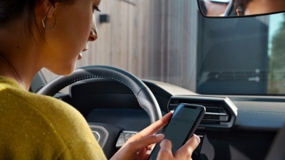 Το 76% των Ελλήνων οδηγών μιλάει στο τηλέφωνο κατά τη διάρκεια της οδήγησης