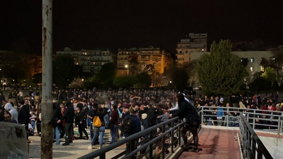 Θεσσαλονίκη: Κορωνοπάρτι στο ΑΠΘ με 1000 άτομα και τις «ευλογίες» της αστυνομίας