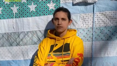 Η δημιουργός της ροζ ελληνικής σημαίας σε Γεραπετρίτη: Κατεβάζοντας ένα έργο το ανεβάζεις πιο ψηλά