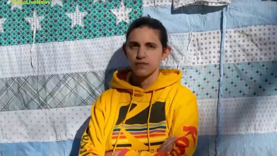 Η δημιουργός της ροζ ελληνικής σημαίας σε Γεραπετρίτη: Κατεβάζοντας ένα έργο το ανεβάζεις πιο ψηλά