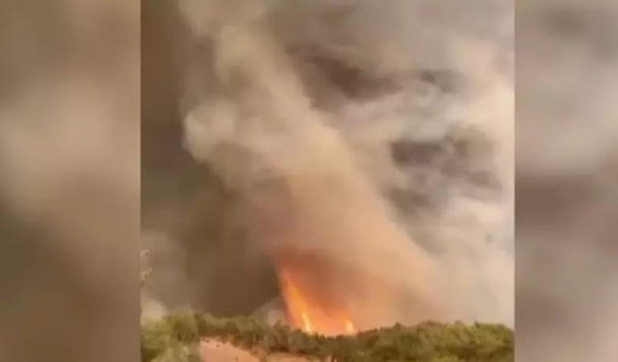 Σάστισαν οι «γείτονες» με το φαινόμενο – Ο πύρινος ανεμοστρόβιλος που σαρώνει την Τουρκία και κατακαίει τα πάντα