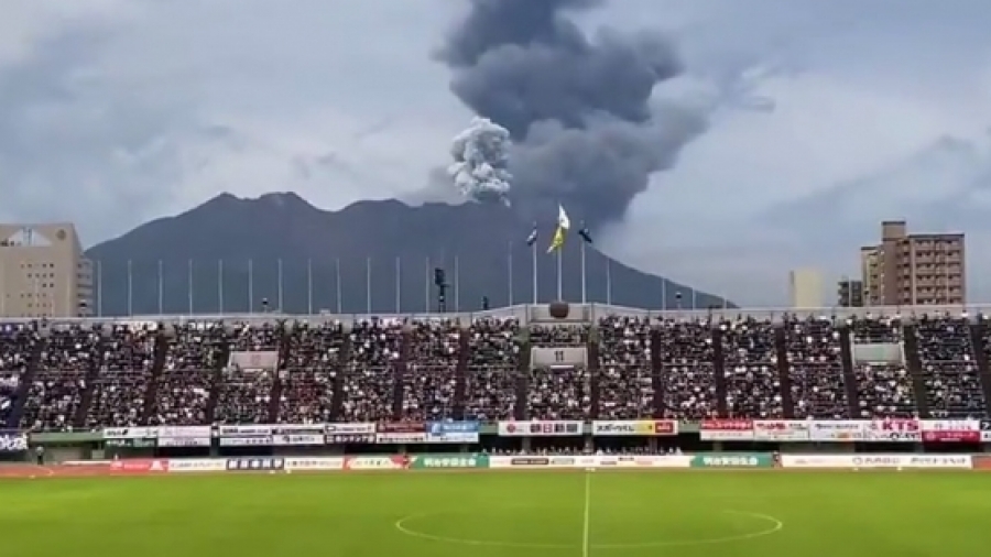 Ιαπωνία: Συνεχίζουν να παίζουν μπάλα απτόητοι, ενώ πίσω τους εκρήγνυται ηφαίστειο! (video)