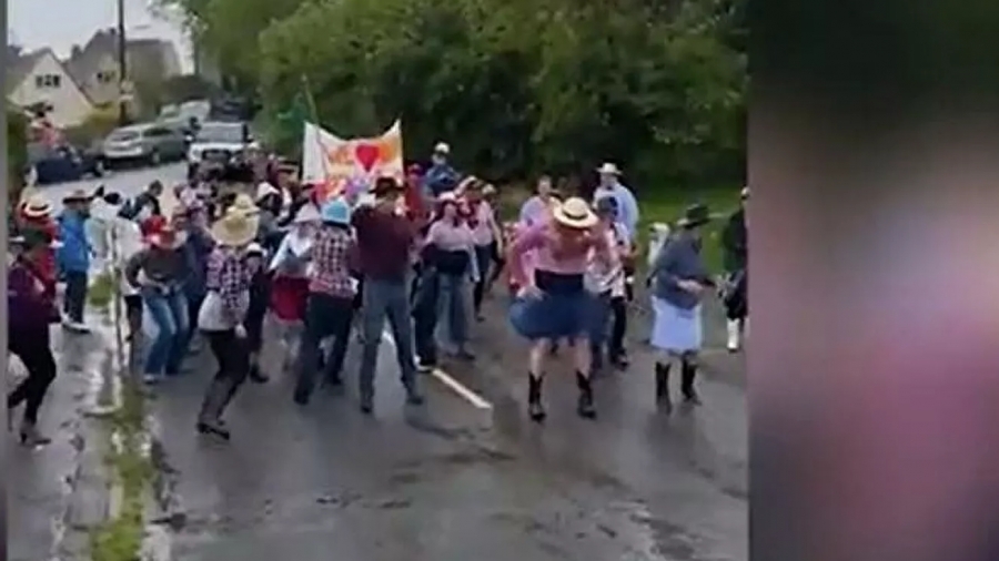 Φίλοι και συγγενείς δίνουν κουράγιο σε γυναίκα κάθε φορά που φεύγει για χημειοθεραπεία