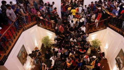 Σρι Λάνκα: Χιλιάδες διαδηλωτές εξερευνούν το λεηλατημένο προεδρικό μέγαρο, μετά τη φυγή του Rajapaksa