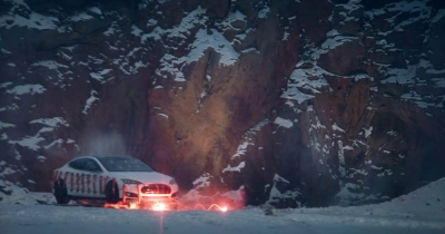 Ένα Tesla Model S ανατινάζεται με 30 κιλά δυναμίτη