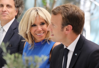 Αρνητές του κορωνοϊού διαδίδουν ότι η Brigitte Macron είναι τρανσέξουαλ - Σάλος από τη φωτογραφία με το αγοράκι