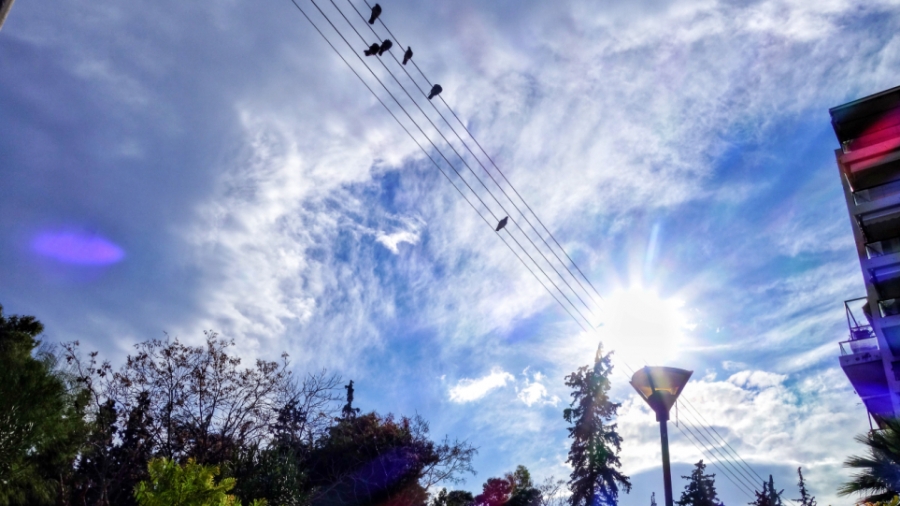 Μελέτη: Στις ηλιόλουστες περιοχές καταγράφονται λιγότεροι θάνατοι από Covid - Ποια η εξήγηση (όχι δεν είναι η βιταμίνη D)