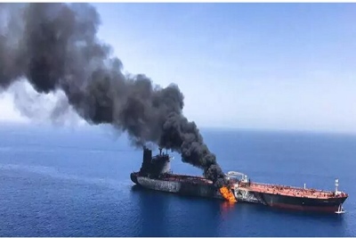 Στις φλόγες δύο τάνκερ στο Hormuz - Έπεσαν σε νάρκες και ακινητοποιήθηκαν