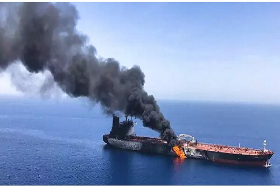 Στις φλόγες δύο τάνκερ στο Hormuz - Έπεσαν σε νάρκες και ακινητοποιήθηκαν