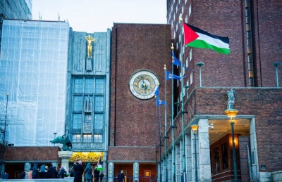 Η παλαιστινιακή σημαία κυματίζει στο δημαρχείο του Όσλο, σε ένδειξη αλληλεγγύης