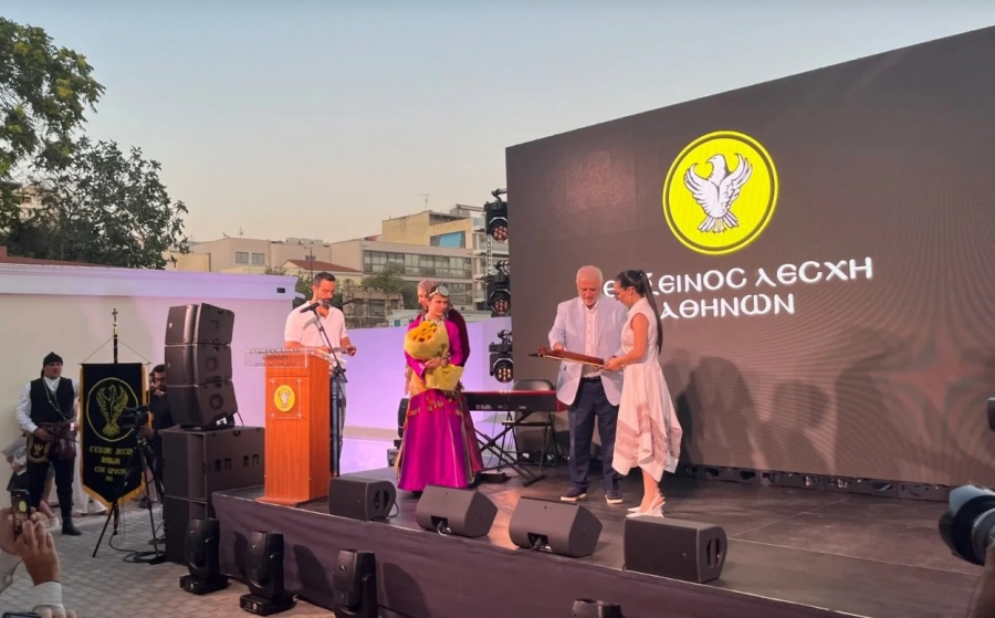 Ο Μελισσανίδης τίμησε την Κλαυδία: Ευχαριστούμε για την πολύτιμη συμβολή σου στην ανάδειξη της γενοκτονίας του Ποντιακού Ελληνισμού