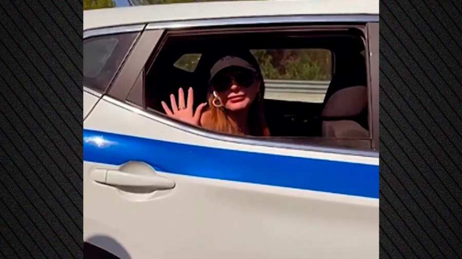 Τελικά, τα περιπολικά είναι… και ταξί και φορτηγά - Η ΕΛΑΣ μεταφέρει τραγουδιστές αλλά και… ψυγεία - Σάλος με τα βίντεο